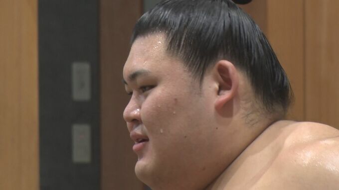 顔には大粒の汗 横綱・大の里が公開稽古 師匠が不在のなか“綱の自覚”で若い衆にアドバイスも　|　石川県のニュース｜MRO北陸放送