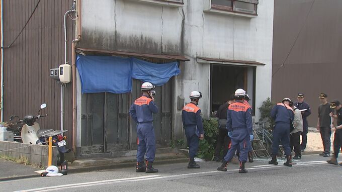 「爆発があった」　周辺には飛び散ったガラスが…通勤・通学の時間帯の住宅密集地が一時騒然　民家火災で爆発か　高齢男性を救急搬送|TBS NEWS DIG