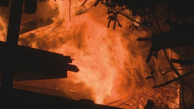 「すごかった。一気に燃えて」激しく燃え上がる炎　空き家や倉庫、車2台が全焼　山梨・甲州市　|　山梨のニュース | ＵＴＹテレビ山梨