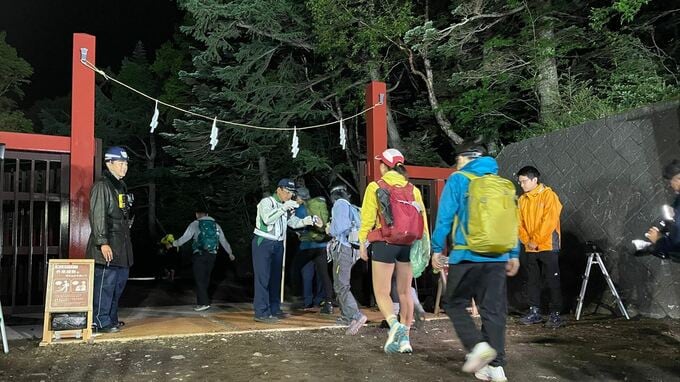 富士山で山開き　午前３時にゲートが開く　軽装者には通過拒否も　富士山レンジャーの権限強化　山梨・吉田ルート　|　山梨のニュース | ＵＴＹテレビ山梨