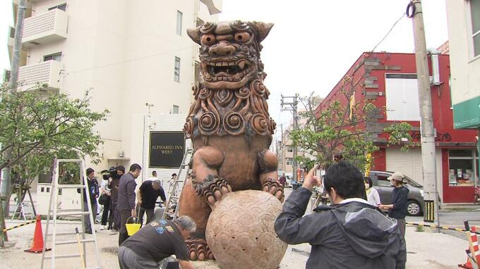 4月3日は「シーサーの日」　巨大シーサーをお掃除|TBS NEWS DIG