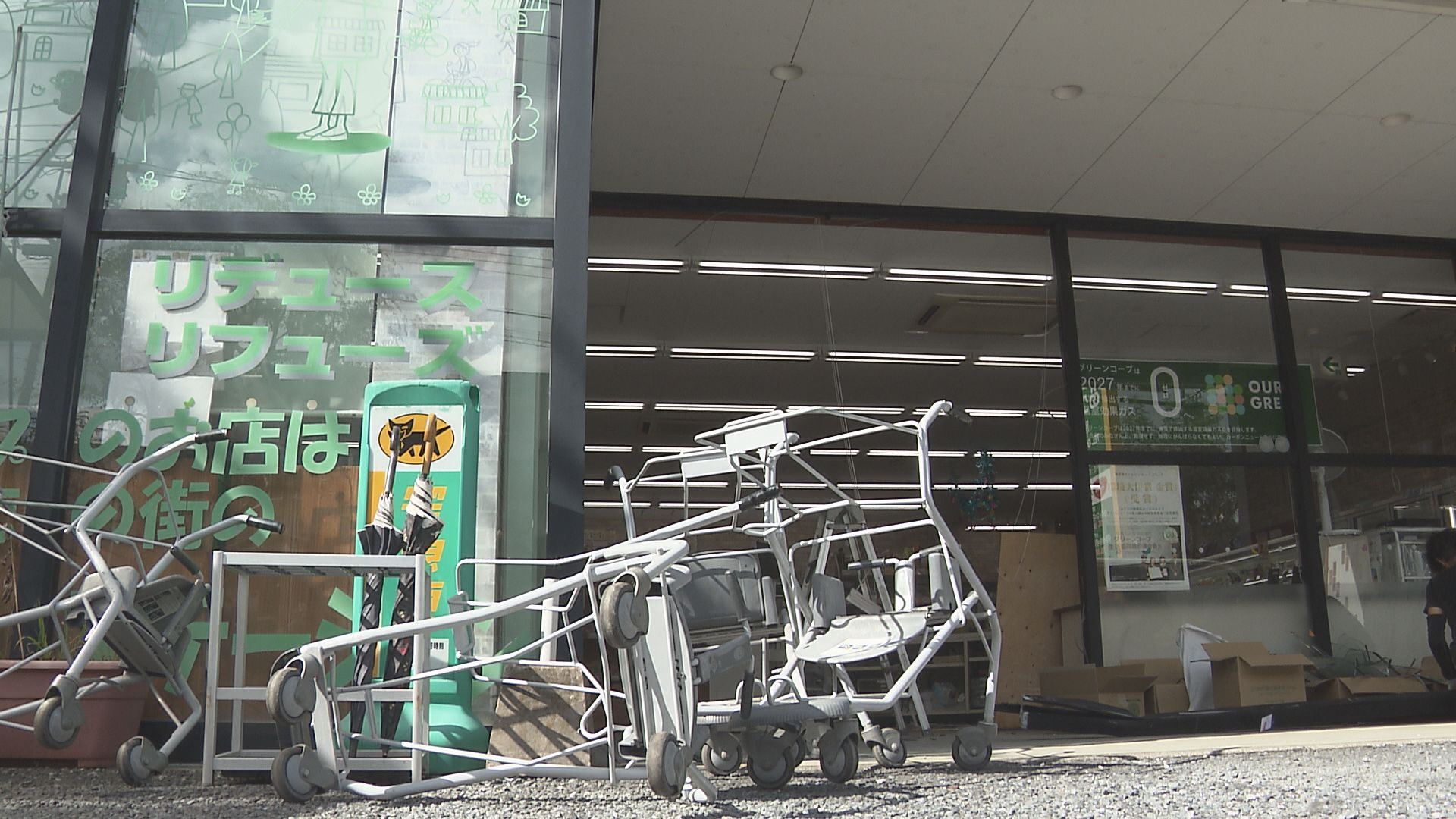 79歳女性運転の車が店舗前の買い物カートに突っ込む ガラス割れ、従業 