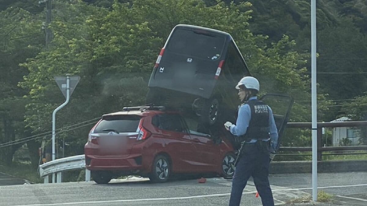 車の上に車が…2台が衝突事故 ドライバー1人を救急搬送 島根県松江市