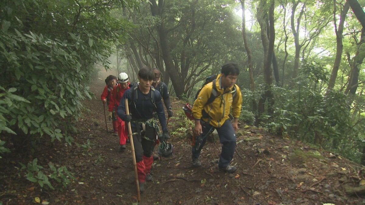 山中で免許証と財布発見　高崎山で遭難した男性の捜索続く