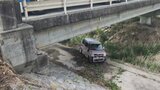 軽乗用車が大型トラックと衝突し5メートル下の河川敷に転落 69歳の女性が骨折 山梨・笛吹市|TBS NEWS DIG