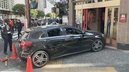 東京・新橋駅前「車が店に突っ込んできた」と通報　ケンタッキー前の歩道に車突っ込む　運転の高齢男性は体調不良で操作誤ったか　警視庁|TBS NEWS DIG