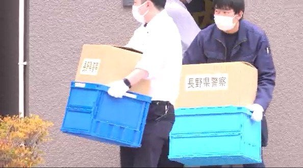 【画像あり】指定暴力団傘下組織の事務所に警察が家宅捜索…長野・松本市中心部…押収品が入ったとみられる青いコンテナや段ボール箱を運び出す　|　SBC NEWS | 長野のニュース | SBC信越放送