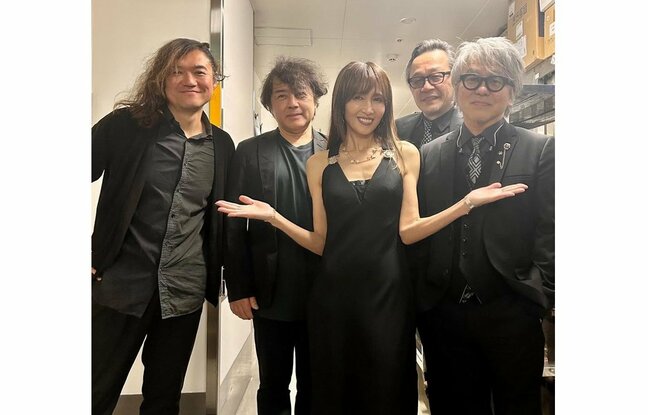 【工藤静香】 「ドレスは30年前、ICE RAIN を歌唱したときのドレスです」 クリスマスディナーショーでの一コマ綴る|TBS NEWS DIG