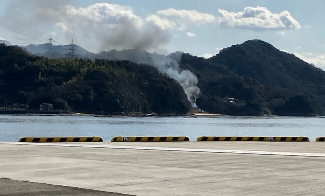 【速報】「キャンプの火が近くの木に燃え移った」広島市南区の金輪島で林野火災　ヘリコプターが消火活動で鎮圧|TBS NEWS DIG