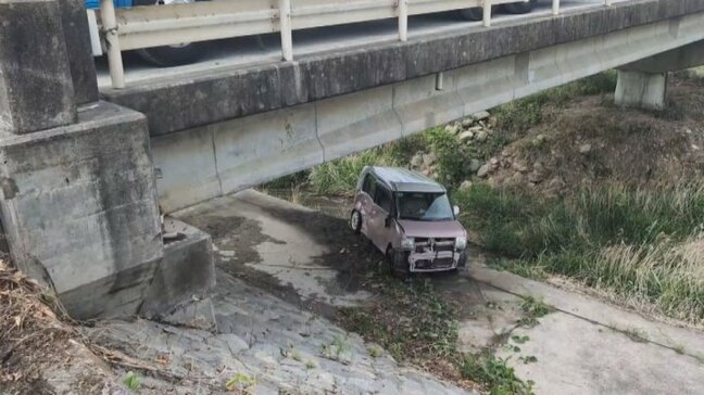 軽乗用車が大型トラックと衝突し５メートル下の河川敷に転落　６９歳の女性が骨折　山梨・笛吹市|TBS NEWS DIG