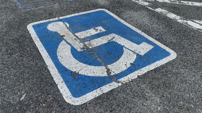 タクシーが「車いすマークの駐車場」に止まった…乗客が移動促すも「来たらすぐどくから」ムッとされて険悪に　違反にならない？|TBS NEWS DIG