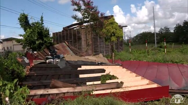 突風吹いたか 倉庫の屋根が吹き飛び数十メートル飛ばされて近くの空き家などに…「台風みたいに音がゴーと…」「建物の屋根が飛んでいた」 青森県五所川原市|TBS NEWS DIG