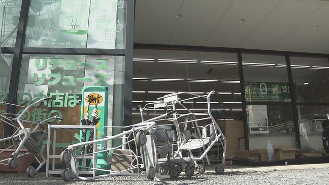 79歳女性運転の車が店舗前の買い物カートに突っ込む ガラス割れ、従業員3人けが 大分・別府市|TBS NEWS DIG