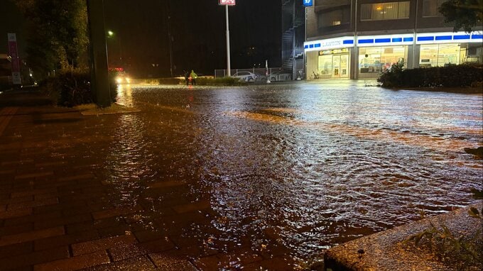 大雨による道路冠水で交差点が通行止め（1日午後11時現在）【長崎・佐世保市】|TBS NEWS DIG