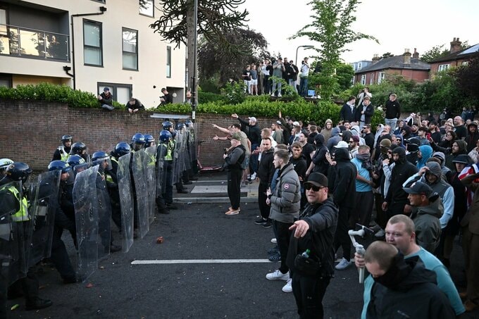 英国で過激な反移民抗議活動－マスク氏が分断あおる投稿繰り返す