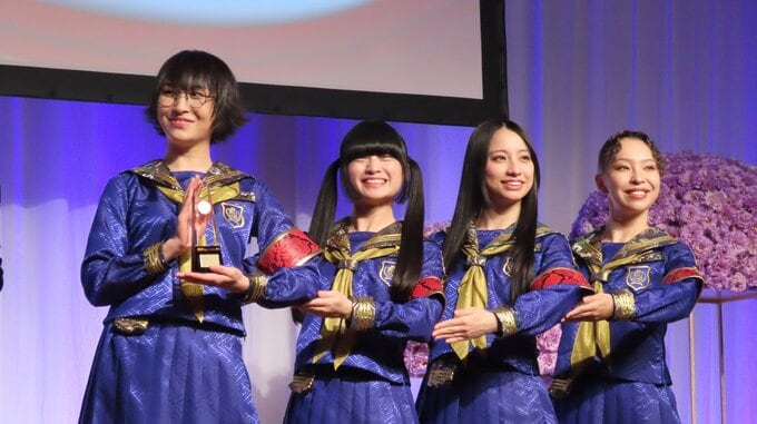 【 新しい学校のリーダーズ 】　青いセーラー服姿を披露　結成10年でライブは「日本より海外の方が多い」|TBS NEWS DIG