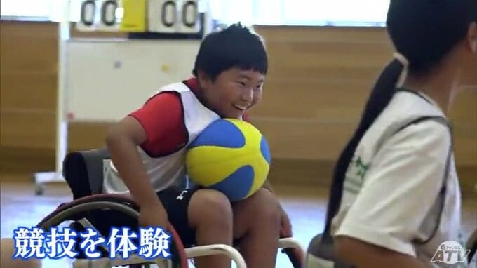 車いすバスケを体験　楽しみながらパラスポーツの奥深さ学ぶ　小学校でパラリンピアン招いた体験型授業　講師は5回パラリンピック出場した加藤正さん　青森県弘前市|TBS NEWS DIG