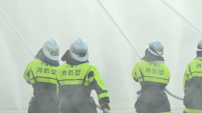 名護市で新春恒例の消防出初式　「名護市幼年消防クラブ」の園児らが式に花を添える|TBS NEWS DIG