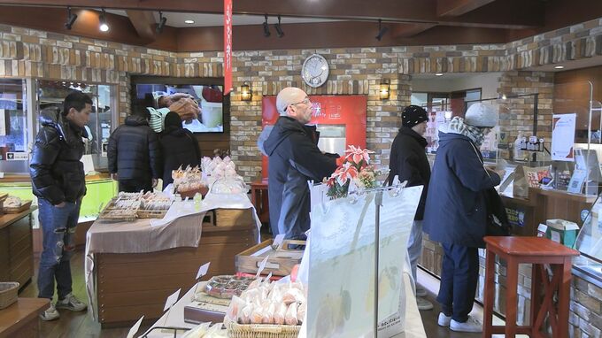 創業100年の老舗菓子店が初売り　東日本大震災で全壊も再建　人気のバウムクーヘンや「ゆべし」求めて常連訪れる　岩手・陸前高田市|TBS NEWS DIG