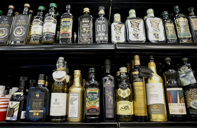 関税発動前に米消費者が駆け込み購入、オリーブ油やiPhoneの需要急増