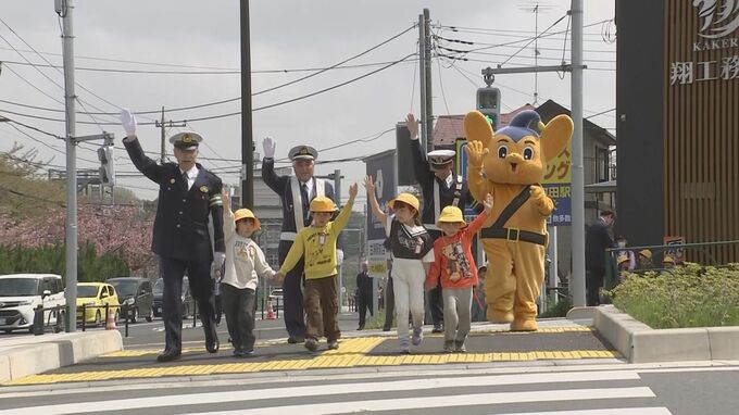 「手を挙げ左右を確認」“ピカピカの1年生”が「ピーポくん」と横断歩道渡る　警視庁町田署が交通安全教室を開催|TBS NEWS DIG