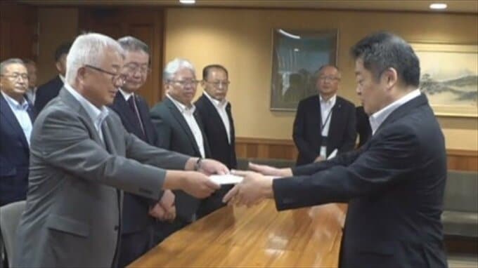「山梨は着実に前進していると評価している」　県町村会　3期目を目指す長崎知事に推薦書　|　山梨のニュース | ＵＴＹテレビ山梨