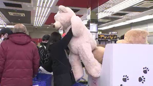 大人気高さ134センチのコストコベアーも 大型スーパー「コストコ」の