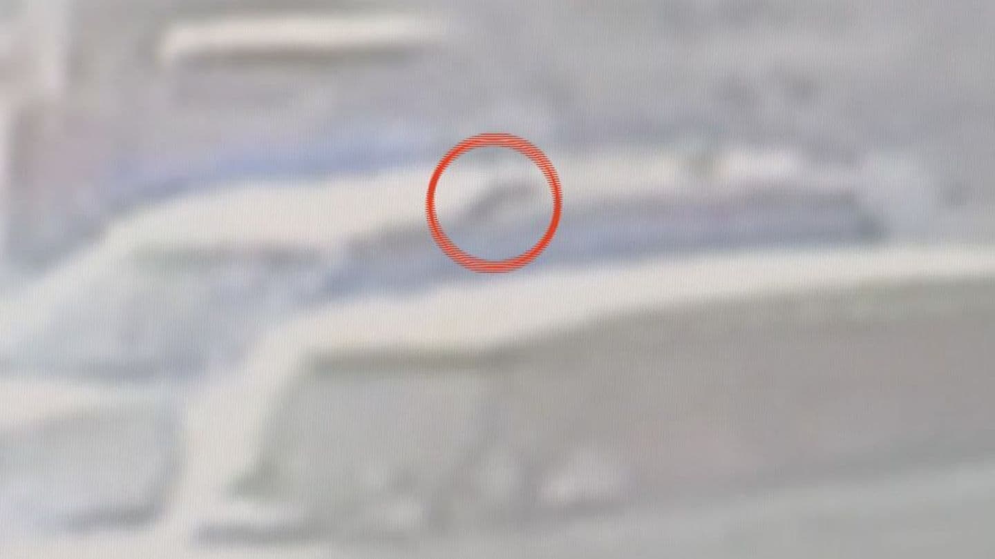 空から“ドーナツ型の円盤部品”が落ちてきた 信号待ちの車を直撃し女性けが 飛行機やヘリコプターは飛んでいなかった いったいどこから？