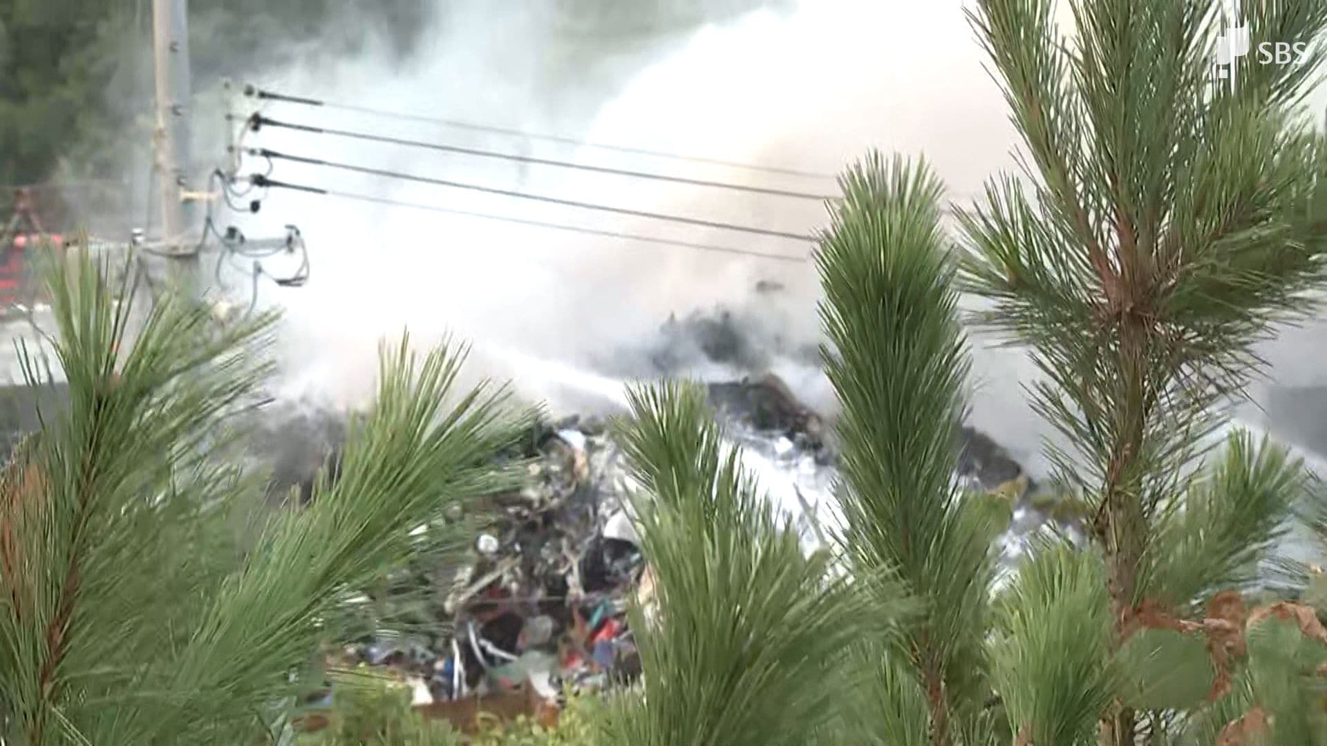 黒煙が上がっている」スクラップ置き場から出火し消防車14台が出動 約5