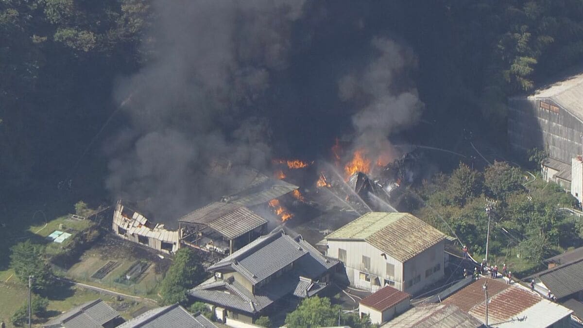 プラスチックのリサイクルを手掛ける工場で火事 隣接する山林にも延焼 約5時間後に鎮火 2人搬送も命に別状なし 岐阜・美濃市