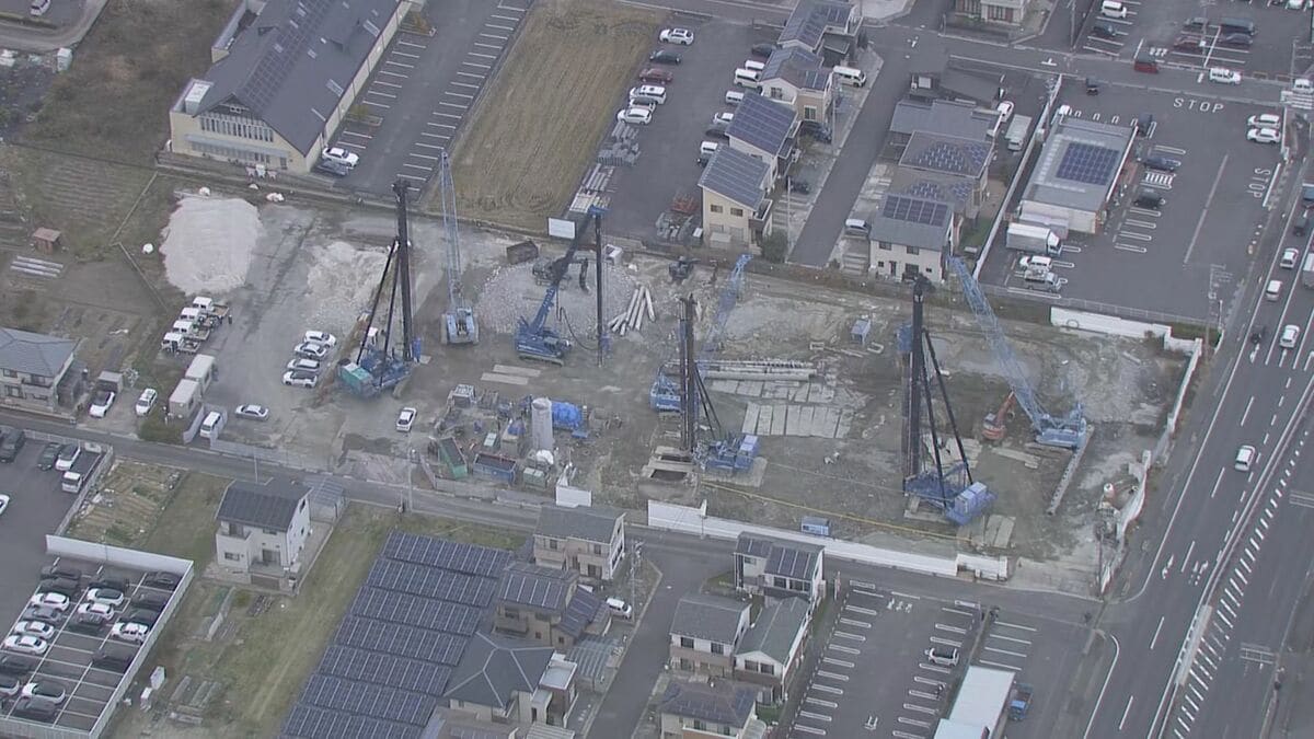 結婚式場の解体現場で土砂崩れ 60代男性作業員が巻き込まれる 呼びかけに応じず容体不明 消防が救助活動中 三重・鈴鹿市