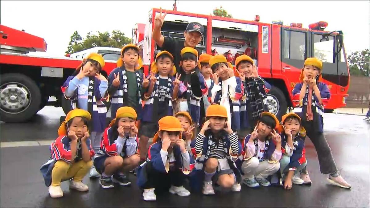サムネイル_導入されたばかりの35mはしご車に歓声『幼年消防ふれあい広場』44施設の園児が火災予防の大切さを学ぶ　新潟県