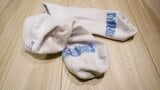 脱ぎ捨てられた靴下にイラッ…実は「靴下の裏返し」は洗濯には好都合だった!プロに聞いた意外な洗濯術|TBS NEWS DIG