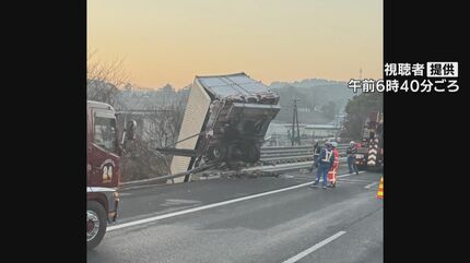 トラックがガードレール突き破り…あわや転落 東名高速 上り豊田JCT