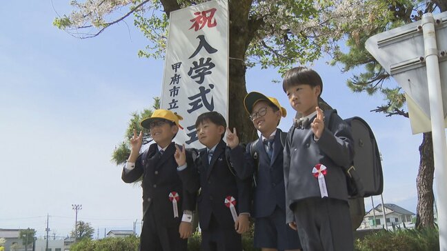 「字を書けるように頑張りたい」　公立小中50校で最も早い入学式　新1年生が学校生活スタート　山梨|TBS NEWS DIG