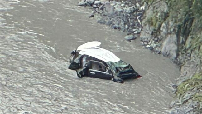 【速報】車両が川に転落した模様　車内にいた70代女性とみられる人物は死亡　山梨・早川町|TBS NEWS DIG