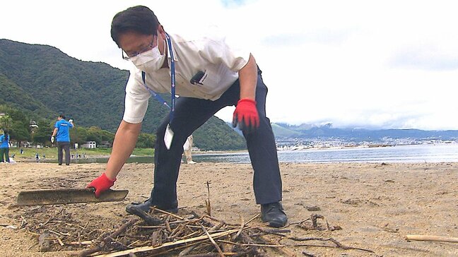 台風の流木など45リットルのごみ袋、28袋分集まる スズキ自販大分がビーチで清掃活動|TBS NEWS DIG