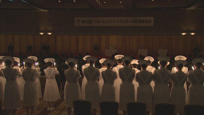 皇后さまナイチンゲール記章授与式に出席 日赤の名誉総裁として優れた功績があった看護師に記章を贈る|TBS NEWS DIG