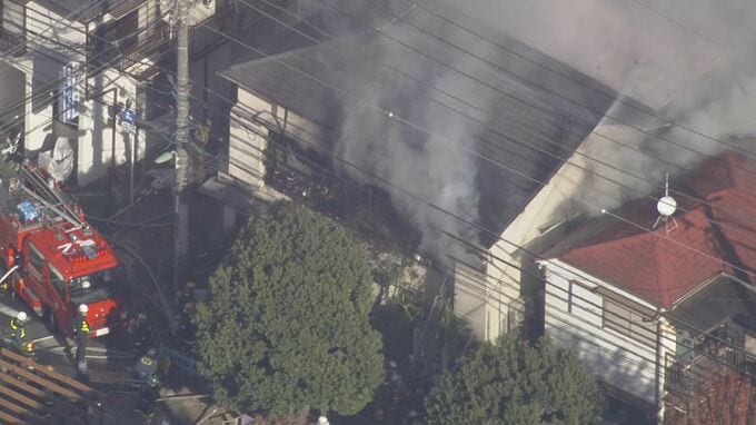 【速報】東京・品川区の住宅密集地で2階建て住宅延焼中　男性1人が意識不明 女性1人がけが |TBS NEWS DIG