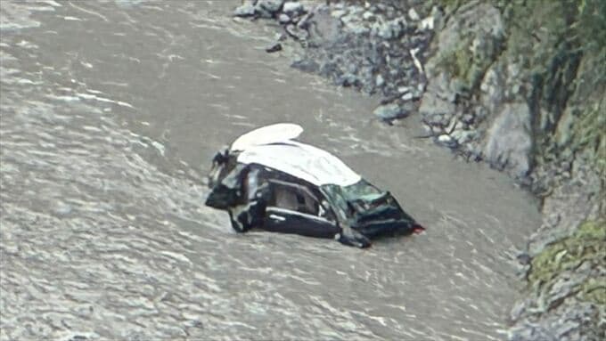 【速報】車両が川に転落した模様　車内にいた70代女性とみられる人物は死亡　山梨・早川町　|　山梨のニュース | ＵＴＹテレビ山梨