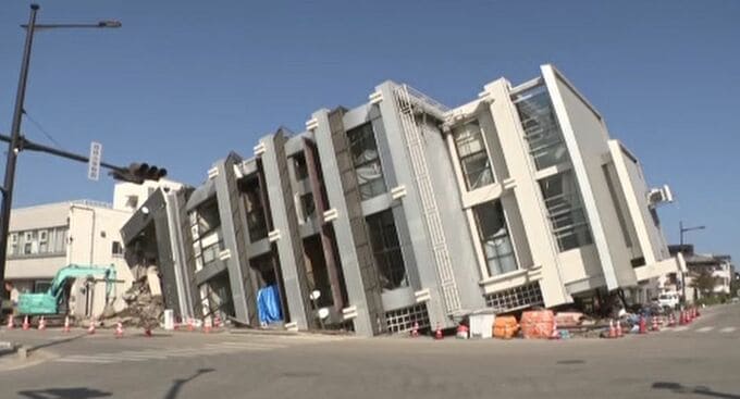 能登半島地震で倒壊のビル 原因調査に向け国交省が準備  解体の工法は上から"建物を輪切り"で　|　石川県のニュース｜MRO北陸放送