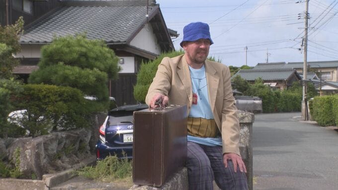 「男はつらいよ」大ファンの外国人　寅さんの格好でロケ地巡る　|　山口のニュース・天気・防災｜tys NEWS｜ｔｙｓテレビ山口