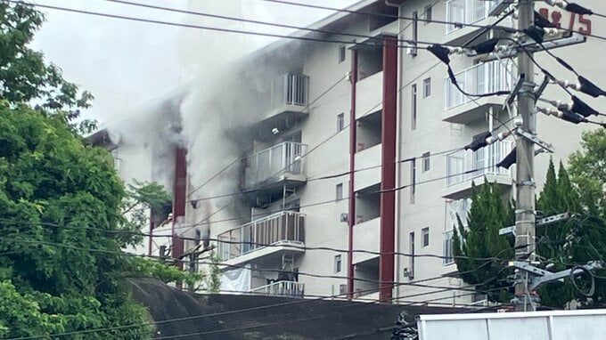 【速報】「室内全体が炎…」広島市安佐北区の県営住宅で火災　消防車18台が出動も一室が全焼　火元とみられる部屋の住人がのどにやけど|TBS NEWS DIG