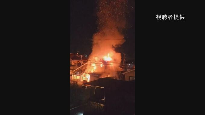 「2階から火が出ている」2階で寝ていた61歳男性が窓から飛び降りて避難　室内へ戻って84歳の母親を救出　茨城・水戸市|TBS NEWS DIG