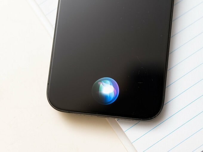 アップル、Siriを競合AIアシスタントに開放へ－戦略転換の一環