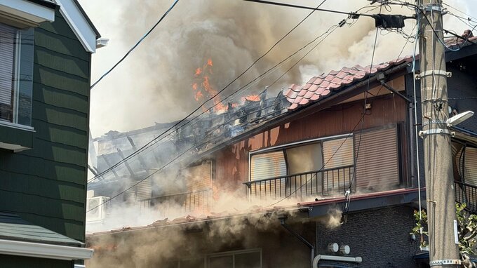 「庭が燃えている」神奈川・海老名市の2階建て住宅が全焼　住人の60代女性がのどの痛み訴え搬送も軽傷|TBS NEWS DIG