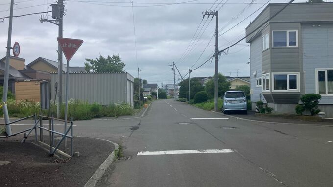 園児７人乗せた送迎バスがワゴン車と衝突しバス運転手と添乗役の教諭が軽いけが…住宅街の信号機のない交差点で一方に一時停止標識　北海道恵庭市|TBS NEWS DIG
