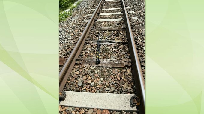 作業後の線路内に“置き忘れ”　JR大船渡線の列車が三脚と接触　防草シート設置後に撤去忘れる　脱線やけが人なし　岩手・一関市　|TBS NEWS DIG