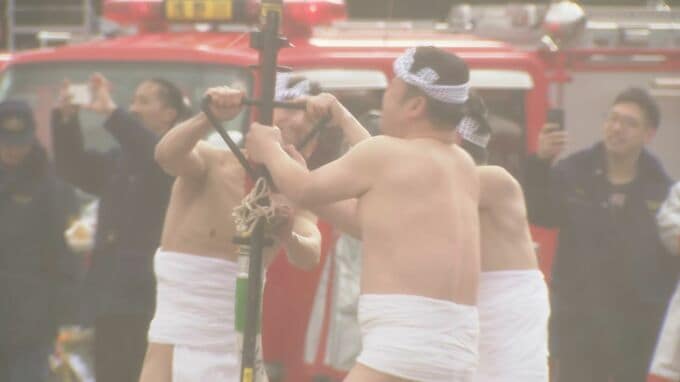 金沢の冬の風物詩「消防出初式」に強風の荒天 警報級の大雪となる可能性も 石川県内の山地は多い所で70センチの大雪予想|TBS NEWS DIG