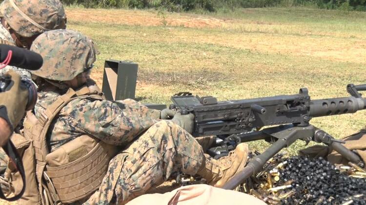 山火事相次ぐ米海兵隊の実弾射撃場訓練公開 650メートル先の的に